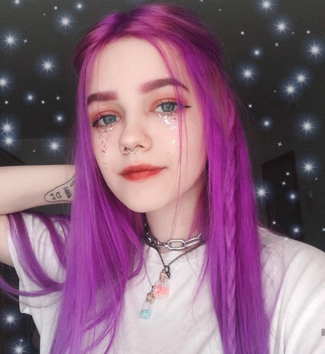 Девушка с фиолетовыми волосами 15 лет